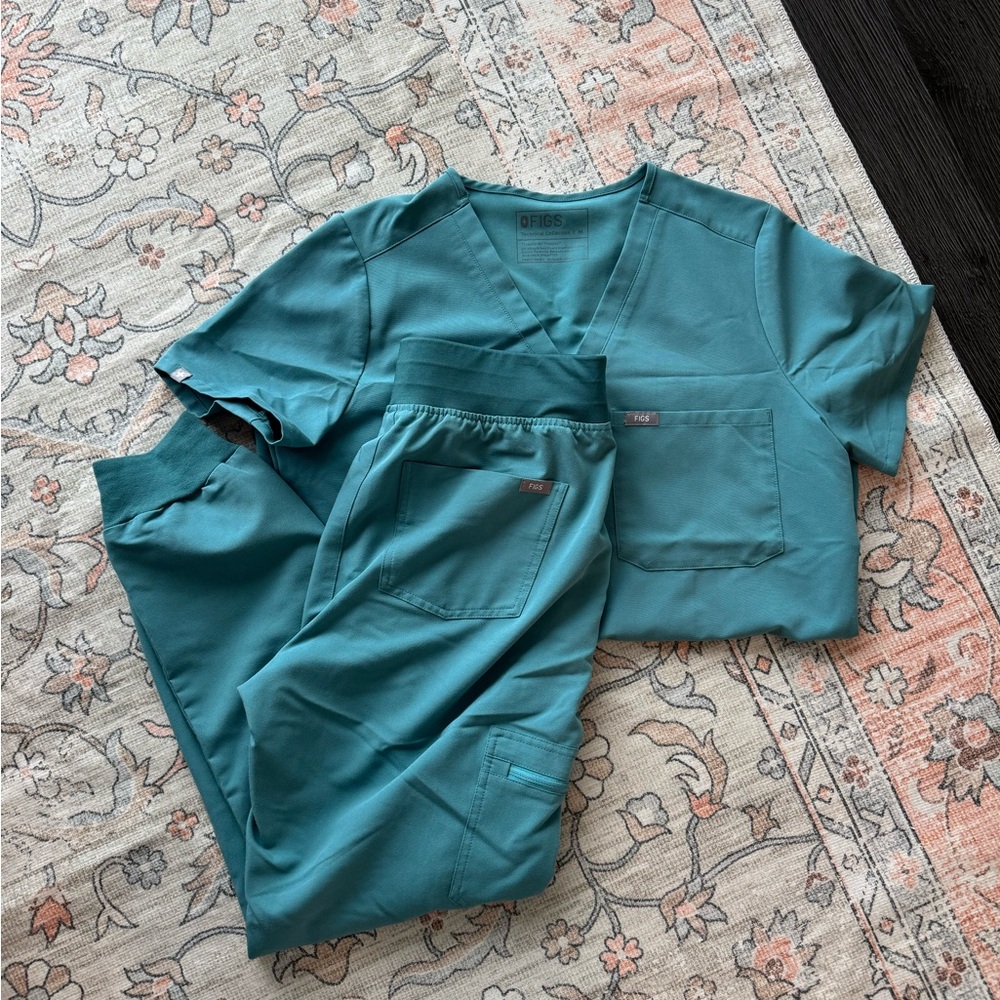 Real blue figs scrub set